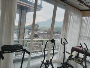 un gimnasio con 2 bicicletas estáticas frente a una ventana en As Family Villa, en Singaraja