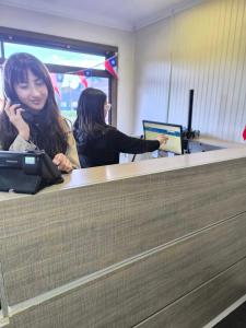 une femme parlant au téléphone au comptoir d'un aéroport dans l'établissement Sky Aloja Hotel - Frente al Mall de Osorno, à Osorno 29 autres photos