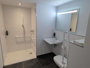 Ένα μπάνιο στο Ibis Budget La Rochelle Puilboreau