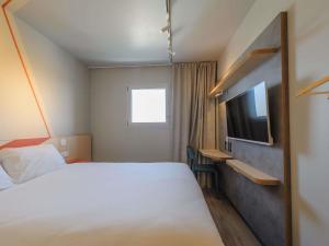 Ένα ή περισσότερα κρεβάτια σε δωμάτιο στο Ibis Budget La Rochelle Puilboreau +80 φωτογραφίες