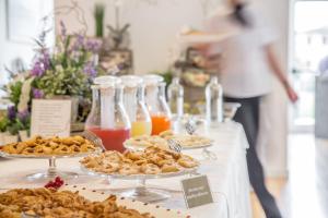 ein Tisch mit Tellern voller Essen und Getränke in der Unterkunft Terme Di Venturina in Venturina Terme