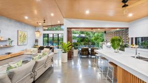 Una cocina abierta y una sala de estar con una encimera larga. en Casa Ponta Port Douglas, en Craiglie