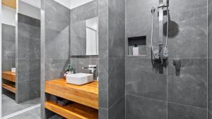 Un baño con ducha con lavabo y espejo. en Casa Ponta Port Douglas, en Craiglie 16 fotos más