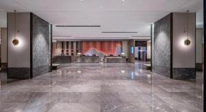 a lobby with a large room with marble floors at Echeng Hotel Hezhou Shizheng Square in Wuzhou
