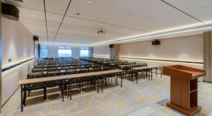 恩施市にあるEcheng Hotel Enshi Minzu Roadのテーブルと椅子が並ぶ部屋