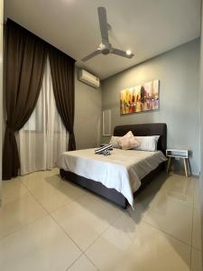 une chambre avec un lit et un ventilateur de plafond dans l'établissement D Pristine 4 bedder apartment 2325 opp legoland, à Iskandar Puteri