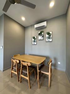 une salle à manger avec une table et des chaises en bois dans l'établissement D Pristine 4 bedder apartment 2325 opp legoland, à Iskandar Puteri 12 autres photos