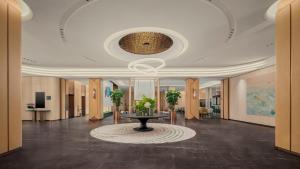 a lobby with a table in the middle of a room at Holiday Inn Jinan Thousand Buddha Mountain by IHG in Jinan