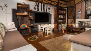 Una sala de estar con un sofá y un televisor. en Babel Siem Reap Guesthouse, en Siem Reap