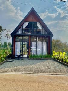 een klein huis met een gambrel dak bij Deju Cabin with Private Pool & Mountain View in Cilama