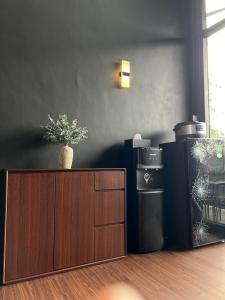 een vaas met bloemen op een houten kast bij Deju Cabin with Private Pool & Mountain View in Cilama