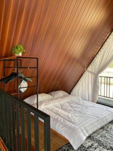 een bed in een kamer met een houten muur bij Deju Cabin with Private Pool & Mountain View in Cilama +22 foto's