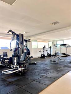 un gimnasio con varias cintas de correr y bicicletas estáticas en Studio Inn Rami, en Uberlândia 27 fotos más