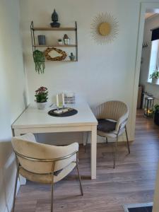 Posezení v ubytování Egen studio-lägenhet centralt