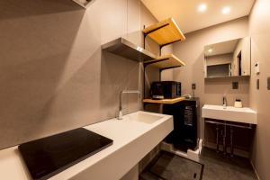 een keuken met een spoelbak en een aanrechtblad bij STAY THE RINKU BAY Apartment Hotel in Izumi-Sano