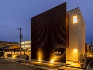 een gebouw met een licht aan de zijkant bij STAY THE RINKU BAY Apartment Hotel in Izumi-Sano +12 foto's