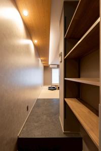 een kamer met een gang met planken en een tafel bij STAY THE RINKU BAY Apartment Hotel in Izumi-Sano