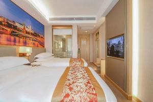 a large hotel room with two beds and a tv at SHANGJINGHAO HOTEL （SAKATA SNOW ELEPHANT SUBWAY STATION SHOP） in Tiantangwei +226 photos