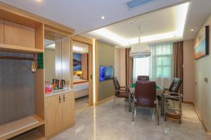 a kitchen and dining room with a table and chairs at SHANGJINGHAO HOTEL （SAKATA SNOW ELEPHANT SUBWAY STATION SHOP） in Tiantangwei