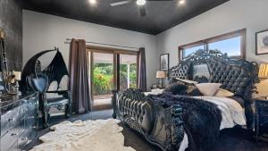 Ένα ή περισσότερα κρεβάτια σε δωμάτιο στο Gothic Manor