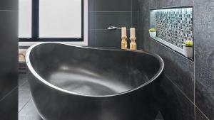 Ένα μπάνιο στο Gothic Manor +21 φωτογραφίες