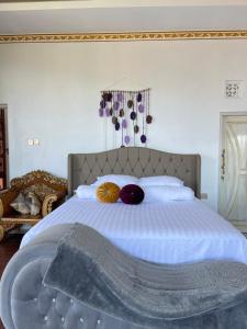 Un dormitorio con una gran cama blanca con espejo. en As Family Villa, en Singaraja