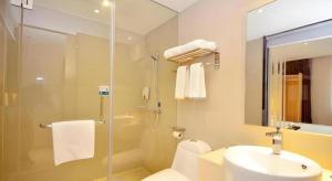 a bathroom with a shower and a toilet and a sink at City Comfort Inn Wuhan Wangjiawan Sixin Avenue Metro Station in Wuhan