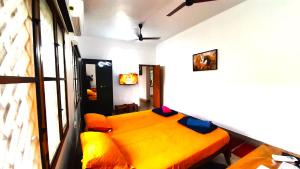 ein Schlafzimmer mit einem gelben Bett in einem Zimmer in der Unterkunft David Homes in Kochi
