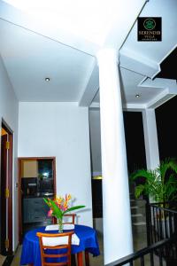 une salle à manger avec une table et des chaises bleues dans l'établissement Serendib villa unawatuna, à Unawatuna 63 autres photos
