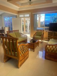 プラヤスにあるCasa en urbanización privada a 2 minutos caminando de la playa, Vía a Dataのリビングルーム(ソファ、テーブル付)