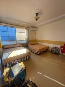 プラヤスにあるCasa en urbanización privada a 2 minutos caminando de la playa, Vía a Dataのベッドが2つと車が1台ある部屋