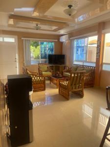 プラヤスにあるCasa en urbanización privada a 2 minutos caminando de la playa, Vía a Dataのリビングルーム(椅子、ソファ、テレビ付) +17枚の写真