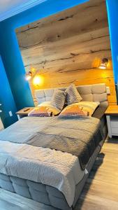 a bedroom with a large bed with a wooden headboard at Ferienwohnung Abzuchthafen in Goslar