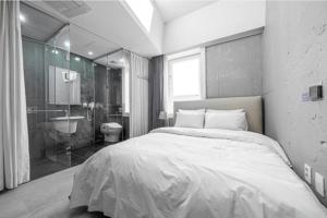 a bedroom with a large bed and a bathroom at 구로 서울 인 호텔 in Seoul +33 photos