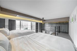 a bedroom with two beds with white sheets at 구로 서울 인 호텔 in Seoul