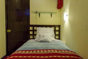 A bed or beds in a room at Cusco Bed and Breakfast