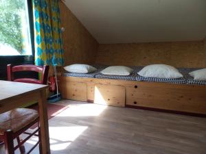Двухъярусная кровать или двухъярусные кровати в номере De Horizon, slapen in hutten