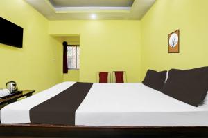 una camera da letto con un grande letto bianco in una stanza di Hotel O Grand Occasion a Rānchī