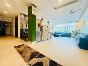 Un lugar para sentarse en Hotel Yogasthali Tapovan - Budget Friendly !! Couple Friendly !! Family Friendly !! Lift !! Parking !! Open Rooftop
