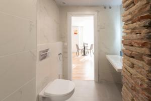 ein weißes Badezimmer mit Toilette und Waschbecken in der Unterkunft ALAIA ROOMS, Apartamentos Turísticos 0003 in Logroño + 11 Fotos