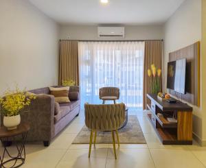 Μια τηλεόραση ή/και κέντρο ψυχαγωγίας στο Tranquil Haven Suites