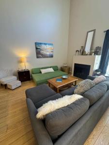 ロサンゼルスにあるHOLLYWOOD- Cozy Penthouse with Private Rooftopのソファとテーブルのあるリビングルーム