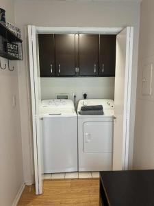 ロサンゼルスにあるHOLLYWOOD- Cozy Penthouse with Private Rooftopの洗濯機と乾燥機を備えたランドリールーム