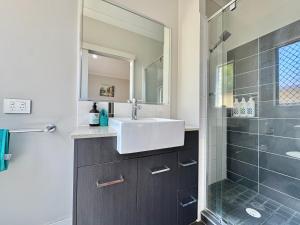 Ένα μπάνιο στο Private Ground-Floor Retreat with 2 Ensuite Rooms