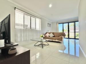 Μια τηλεόραση ή/και κέντρο ψυχαγωγίας στο Private Ground-Floor Retreat with 2 Ensuite Rooms