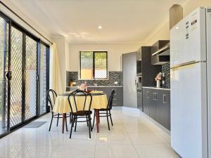 Η κουζίνα ή μικρή κουζίνα στο Private Ground-Floor Retreat with 2 Ensuite Rooms +23 φωτογραφίες