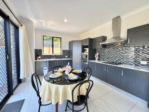 Η κουζίνα ή μικρή κουζίνα στο Private Ground-Floor Retreat with 2 Ensuite Rooms