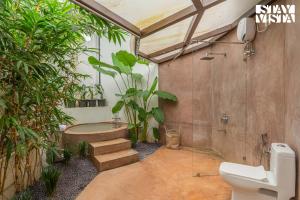 Ένα μπάνιο στο StayVista at Kuhu Natures Resort with BBQ, Pool