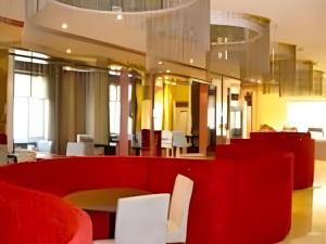 a lobby with a red couch and white chairs at Jinjiang Inn Wenzhou Shuangyu The Terminal in Jiangjunqiao