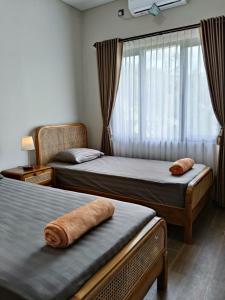 Postel nebo postele na pokoji v ubytování modluxstay - Kaliurang-3 Bed Room